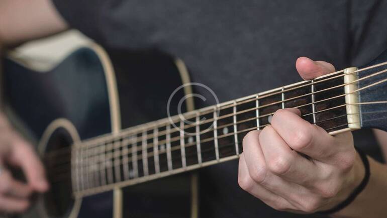 Stellenausschreibung für das Unterrichtsfach Gitarre/E-Gitarre